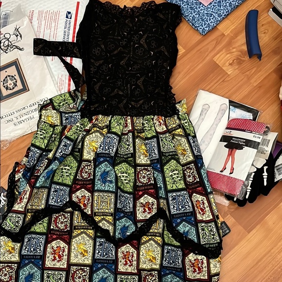 Handcrafted Harry Potter Hogwarts Apron with  Black Lace Top - Picture 1 of 3